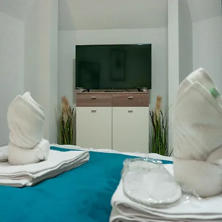 Comfortable Square Apartment *